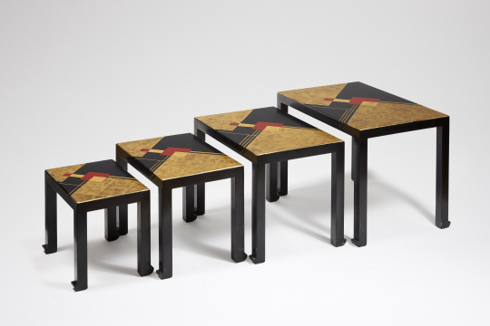 Gaston SUISSE (1896-1988) - Tables gigognes en laque noire et or. Vers 1932.